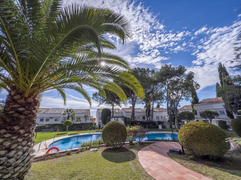 Apartamento Bajo Con Jardin En La Milla De Oro Marbella Exterior foto