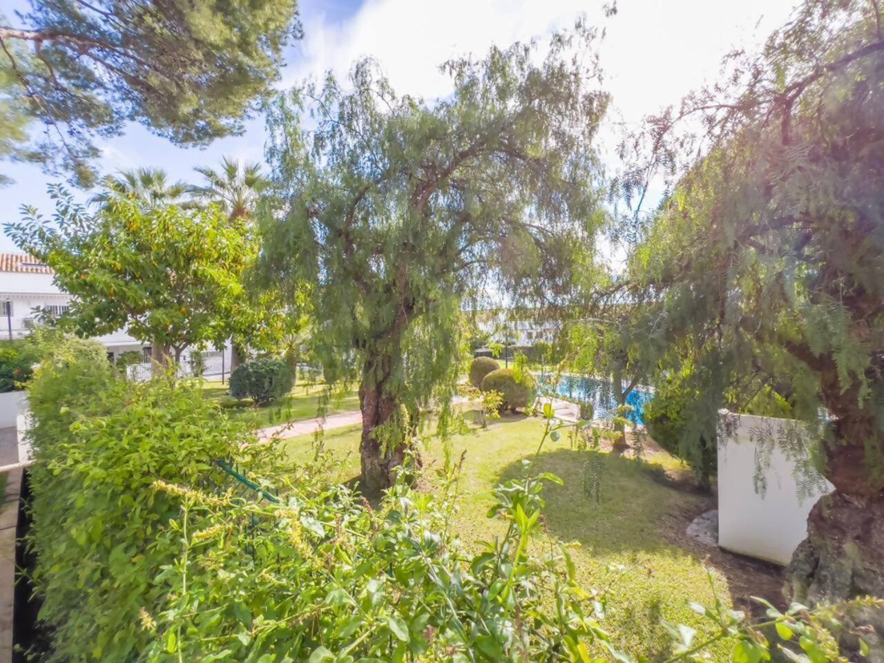 Apartamento Bajo Con Jardin En La Milla De Oro Marbella Exterior foto